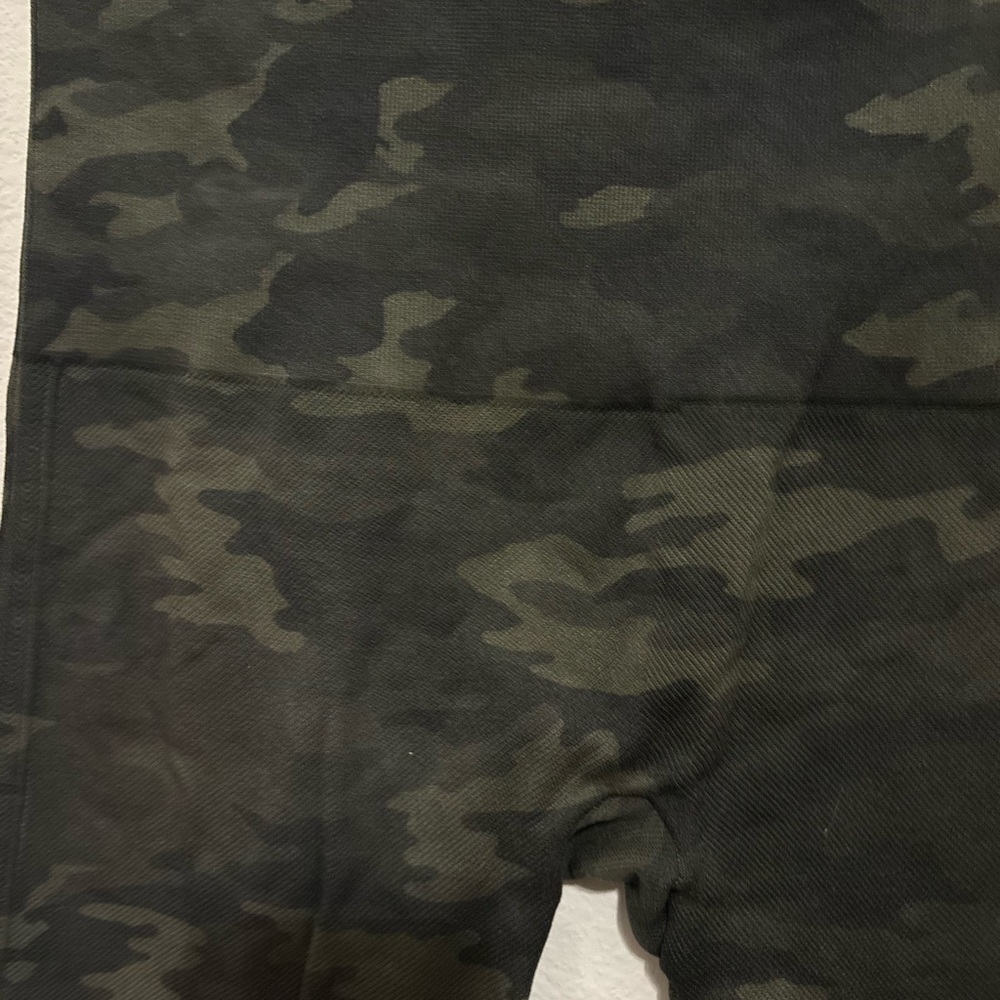 SPANX green Camouflage Leggings medium like new